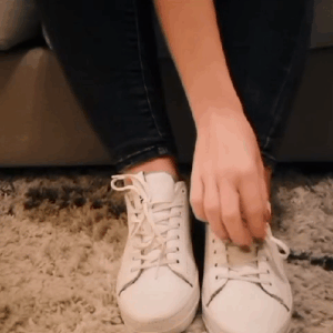 Uittrekken witte sneakers